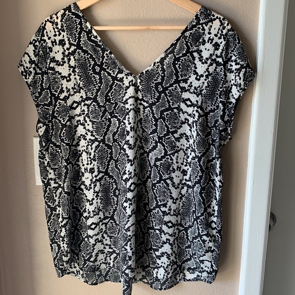 DG2 DIANE GILMAN Python Snake Print V Neck Cap Sleeve Blouse - Picture 6 of 6